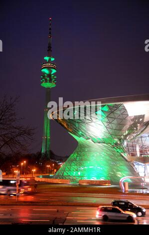 Écologisation de Munich : le BMW World et la tour olympique de Munich brilleront dans la couleur irlandaise verte le jour de la Saint-Patrick. [traduction automatique] Banque D'Images