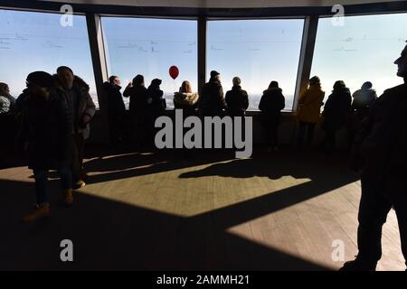 La tour olympique de Munich célèbre son 50ème anniversaire. La photo montre les visiteurs dans la fosse d'observation de la tour de télévision dans le parc olympique. [traduction automatique] Banque D'Images