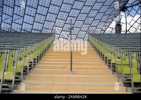 Allée sur la tribune du siège dans le stade olympique du parc olympique de Munich. [traduction automatique] Banque D'Images