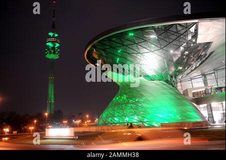 Écologisation de Munich : le BMW World et la tour olympique de Munich brilleront dans la couleur irlandaise verte le jour de la Saint-Patrick. [traduction automatique] Banque D'Images