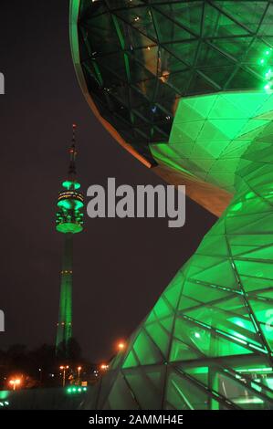 Écologisation de Munich : BMW World et la tour olympique de Munich seront illuminés dans la couleur verte nationale irlandaise le jour de la Saint-Patrick. [traduction automatique] Banque D'Images