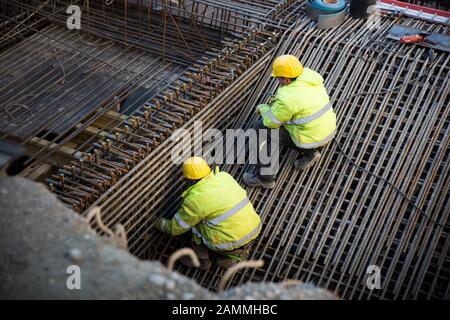 Les travailleurs se sont routés dans la fosse d'excavation du site de construction de la Sendlinger Tor. [traduction automatique] Banque D'Images