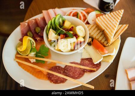 Le café Vorstadt de Türkenstraße sert le petit-déjeuner et des repas chauds. [traduction automatique] Banque D'Images