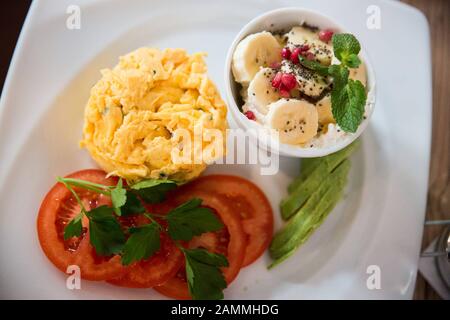 Le café Vorstadt de Türkenstraße sert le petit-déjeuner et des repas chauds. [traduction automatique] Banque D'Images
