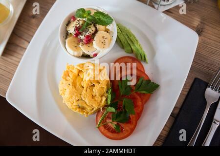 Le café Vorstadt de Türkenstraße sert le petit-déjeuner et des repas chauds. [traduction automatique] Banque D'Images