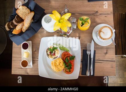 Le café Vorstadt de Türkenstraße sert le petit-déjeuner et des repas chauds. [traduction automatique] Banque D'Images
