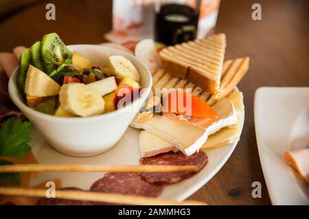 Le café Vorstadt de Türkenstraße sert le petit-déjeuner et des repas chauds. [traduction automatique] Banque D'Images
