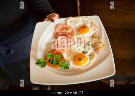 Le café Vorstadt de Türkenstraße sert le petit-déjeuner et des repas chauds. [traduction automatique] Banque D'Images