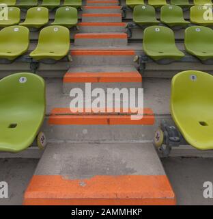 Allée sur la tribune du siège dans le stade olympique du parc olympique de Munich. [traduction automatique] Banque D'Images