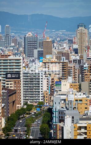 Osaka, JAPON - 16 OCTOBRE 2019 : vue panoramique sur les gratte-ciel dans le quartier Tennoji du centre d'Osaka, vue depuis la terrasse du jardin De L'Ab Banque D'Images