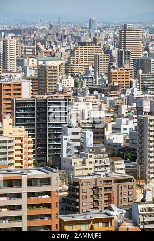 Osaka, JAPON - 16 OCTOBRE 2019 : vue panoramique sur les gratte-ciel dans le quartier Tennoji du centre d'Osaka, vue depuis la terrasse du jardin De L'Ab Banque D'Images