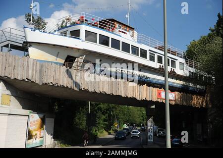 Christening of the Old Utting, qui se trouve sur un pont ferroviaire dans le quartier de Sendling à Munich depuis environ 1,5 an, sera opérationnel à partir d'environ la fin du mois de juillet. [traduction automatique] Banque D'Images