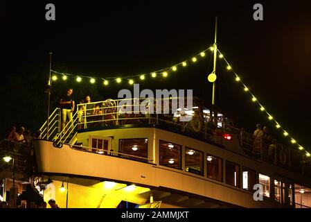 L'Alte Utting, autrefois utilisée comme MS Utting sur le lac Ammersee, était un navire de ligne qui a été érigé sur le pont ferroviaire inutilisé au-dessus de Lagerhausstraße à Sendling et est maintenant utilisé comme restaurant. [traduction automatique] Banque D'Images