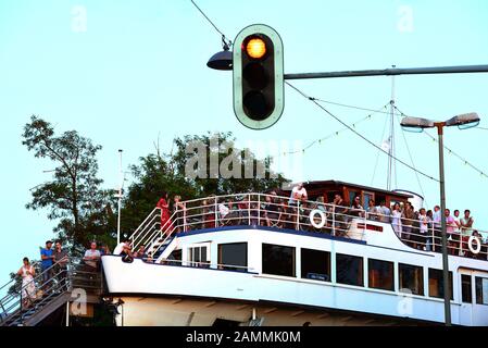 L'Alte Utting, autrefois utilisée comme MS Utting sur le lac Ammersee, était un navire de ligne qui a été érigé sur le pont ferroviaire inutilisé au-dessus de Lagerhausstraße à Sendling et est maintenant utilisé comme restaurant. [traduction automatique] Banque D'Images