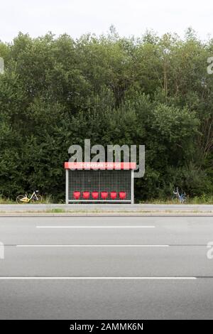 Le campus du FC Bayern, en 2017, a ouvert un nouveau centre de performance junior du club de Munich à la Ingolstädter Straße. L'arrêt de bus devant le centre de formation avec la calandre ressemble à une porte, les coques de sièges rouges sont identiques à celles de l'Allianz Arena. [traduction automatique] Banque D'Images