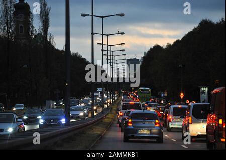 Embouteillage au niveau de l'anneau Mittlerer, près de Landshuter Allee. [traduction automatique] Banque D'Images