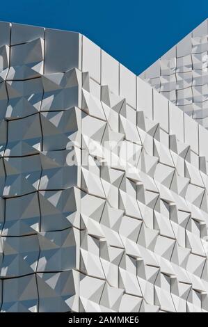 La nouvelle église paroissiale catholique Seliger Pater Rupert Mayer à Poing (architecte: Andreas Meck). La façade se compose de carreaux blancs en céramique qui gécoutent au soleil. [traduction automatique] Banque D'Images