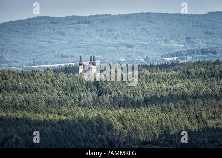 Les flèches de la chapelle baroque de la Trinité Kappl près de Waldsassen sortent de la forêt du Haut-Palatinat [traduction automatique] Banque D'Images