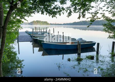 Bateaux à la passerelle du lac Abtsdorf, le lac Abtsdorf est situé dans la zone urbaine de Laufen et la zone municipale de Saaldorf/Surheim, Rupertiwinkel, Berchtesgadener Land, Haute-Bavière. [traduction automatique] Banque D'Images