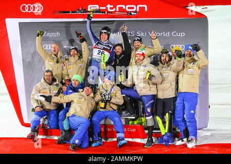 Zagreb, Croatie - 5 janvier 2020 : 3ème place Alex Vinatzer d'Italie avec son équipe lors de la cérémonie de remise des prix de l'Audi FIS Alpine ski World Cup Mens Banque D'Images