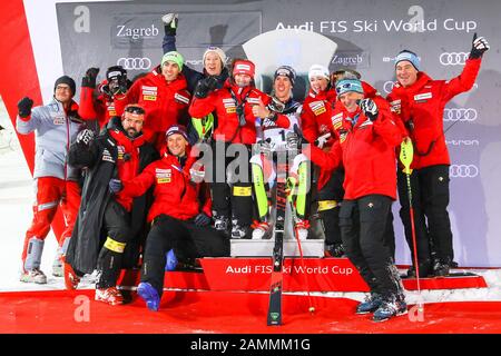 Zagreb, Croatie - 5 janvier 2020 : 2 a placé Ramon Zenhausern de Suisse avec son équipe lors de la cérémonie de remise des prix de l'Audi FIS Alpine ski World Banque D'Images
