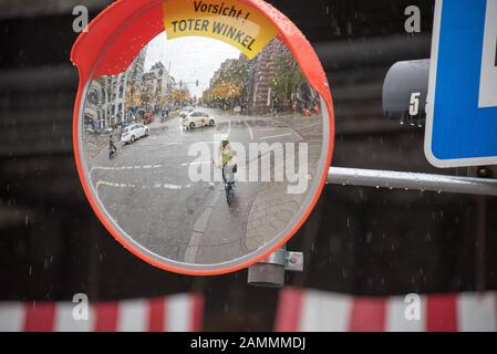 Test des rétroviseurs contre les accidents de tournage de camions : le premier miroir est monté sur le passage souterrain Paul Heyse à Munich. [traduction automatique] Banque D'Images