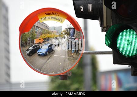 Test des rétroviseurs contre les accidents de tournage de camions : le premier miroir est monté sur le passage souterrain Paul Heyse à Munich. [traduction automatique] Banque D'Images