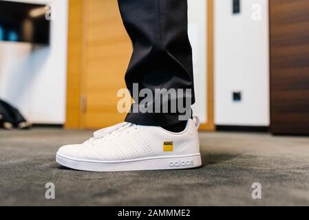 Sneaker blanche avec le logo ADAC de Dieter Nirschl, directeur général de l'adhésion, du droit et de la protection des consommateurs à l'ADAC, a pris son bureau au siège du club automobile de Munich Hansastraße. [traduction automatique] Banque D'Images