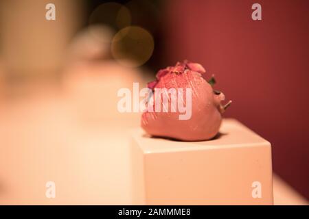 Fraises enrobées de chocolat dans la boutique pop-up Frailice de Ludwig Beck. [traduction automatique] Banque D'Images