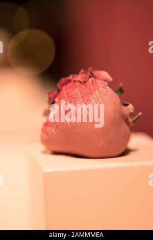 Fraises enrobées de chocolat dans la boutique pop-up Frailice de Ludwig Beck. [traduction automatique] Banque D'Images