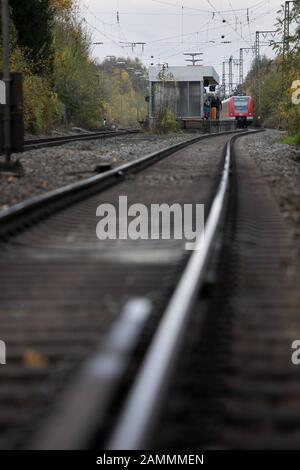 Voies de chemin de fer au nord de Johanneskirchner Straße avec vue en direction sud jusqu'à la gare de Johanneskirchen. [traduction automatique] Banque D'Images