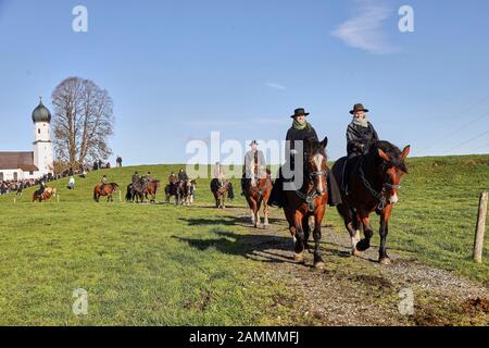 Leonhardiritt (trois fois) autour de l'église Maria Heimsuchung à Oberbuchen près de Bad Heilbrunn avec 128 chevaux et bénédiction par le prêtre Mario Friedl de Königsdorf. [traduction automatique] Banque D'Images