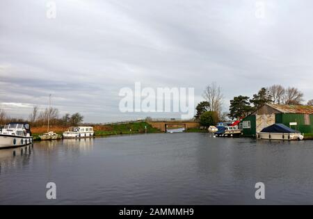 Une vue sur la rivière en aval du pont de Ludham Ant sur les Norfolk Broads en hiver à Ludham, Norfolk, Angleterre, Royaume-Uni, Europe. Banque D'Images