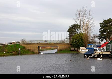 Une vue de Ludham Bridge traversant la rivière Ant sur les Norfolk Broads à Ludham, Norfolk, Angleterre, Royaume-Uni, Europe. Banque D'Images