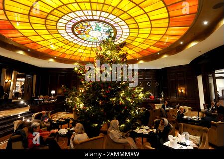Un arbre de Noël décoré de 101 petits animaux farcis par Steiff à l'Hôtel Vier Jahreszeiten dans la Maximilianstraße de Munich. [traduction automatique] Banque D'Images
