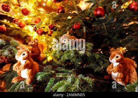 Un arbre de Noël décoré de 101 petits animaux farcis par Steiff à l'Hôtel Vier Jahreszeiten dans la Maximilianstraße de Munich. [traduction automatique] Banque D'Images