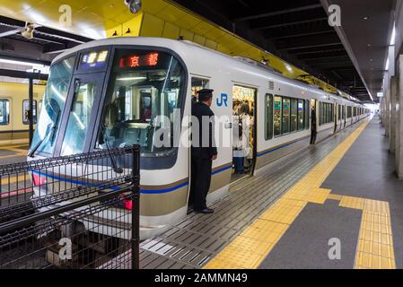 De nombreuses personnes attendent le départ du train JR depuis la plate-forme de Kyoto au Japon Banque D'Images