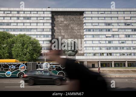 Le monument Karl Marx est une sculpture qui représente la tête de Karl Marx de façon stylisée. Il est le point de repère de la ville de Chemnitz et est situé dans le centre-ville sur Brückenstraße près de l'intersection avec la rue Straße der Nationen. Sur le mur derrière c'est l'écriture des 'Prolétaires de tous les pays s'unissent!' du manifeste communiste dans les quatre langues l'allemand, l'anglais, le français et le russe. [traduction automatique] Banque D'Images