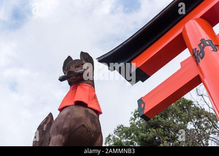 Kyoto, JAPON-NOV 28:sculpture en pierre de la statue du symbole du renard au sanctuaire de fushimi inari taisha le 28 novembre 2016. Le sanctuaire de Fushimi inari taisha est un de att Banque D'Images