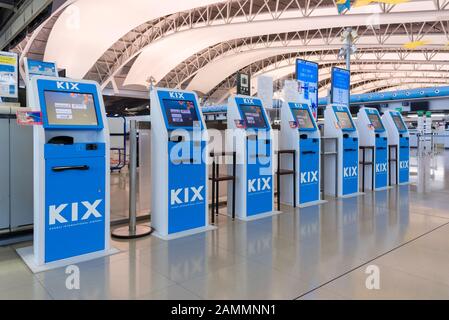 Comptoirs d'enregistrement automatique à l'intérieur de l'aéroport international Kansai à Osaka, Japon Banque D'Images