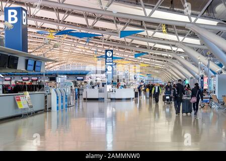 Passagers aériens à l'intérieur de l'aéroport international de Kansai à Osaka, Japon Banque D'Images