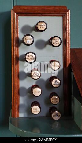 Une petite banque d'organe s'arrête dans l'église de St Peter à Belaugh, Norfolk, Angleterre, Royaume-Uni, Europe. Banque D'Images