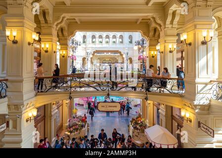 Moscou, RUSSIE-APR 9, 2018 : intérieur du centre commercial GUM Department Store à la place Rouge le 9 avril 2018 à Moscou, Russie Banque D'Images