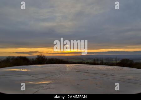 Coucher de soleil d'hiver vue depuis le toposcope sur le sommet de Cent Hills, Royaume-Uni avec vue sur la campagne du Worcestershire. Banque D'Images