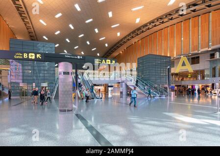 Doha, QATAR - an 2018 : intérieur de l'aéroport international de Hamad le 7 avril 2018 à Doha, Qatar. C'est le centre du transporteur national Qatar Airways et Banque D'Images