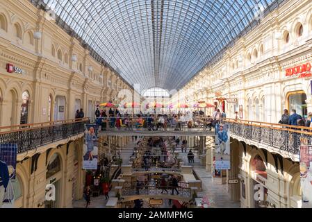 Moscou, RUSSIE-APR 8, 2018:Touristes à l'intérieur du grand magasin DE GUM centre commercial à la place Rouge le 8 avril 2018 à Moscou, Russie Banque D'Images