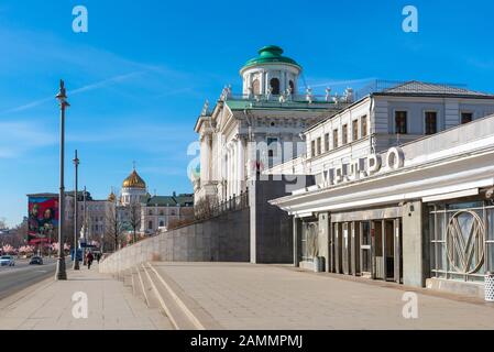 Moscou, Russie-APR8,2018 : entrée de la station de métro Moscou le 8 avril 2018 à Moscou, Russie. Les stations de métro de Moscou sont un réseau de transport rapide Banque D'Images