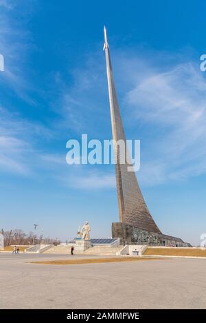 Moscou, Russie-APR10, 2018 : les touristes au monument aux Conquérants de l'espace le 10 avril 2018 à Moscou, Russie. Il a été célébré les réalisations de la Sov Banque D'Images