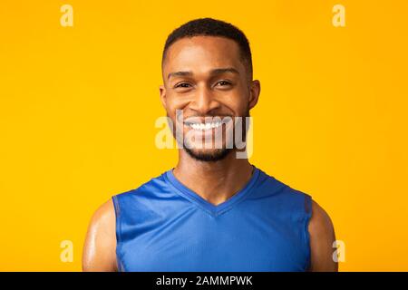 Vue de face portrait de heureux afro sportif souriant Banque D'Images