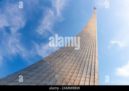 Le monument aux conquérants de l'espace le 10 avril 2018 à Moscou, Russie Banque D'Images